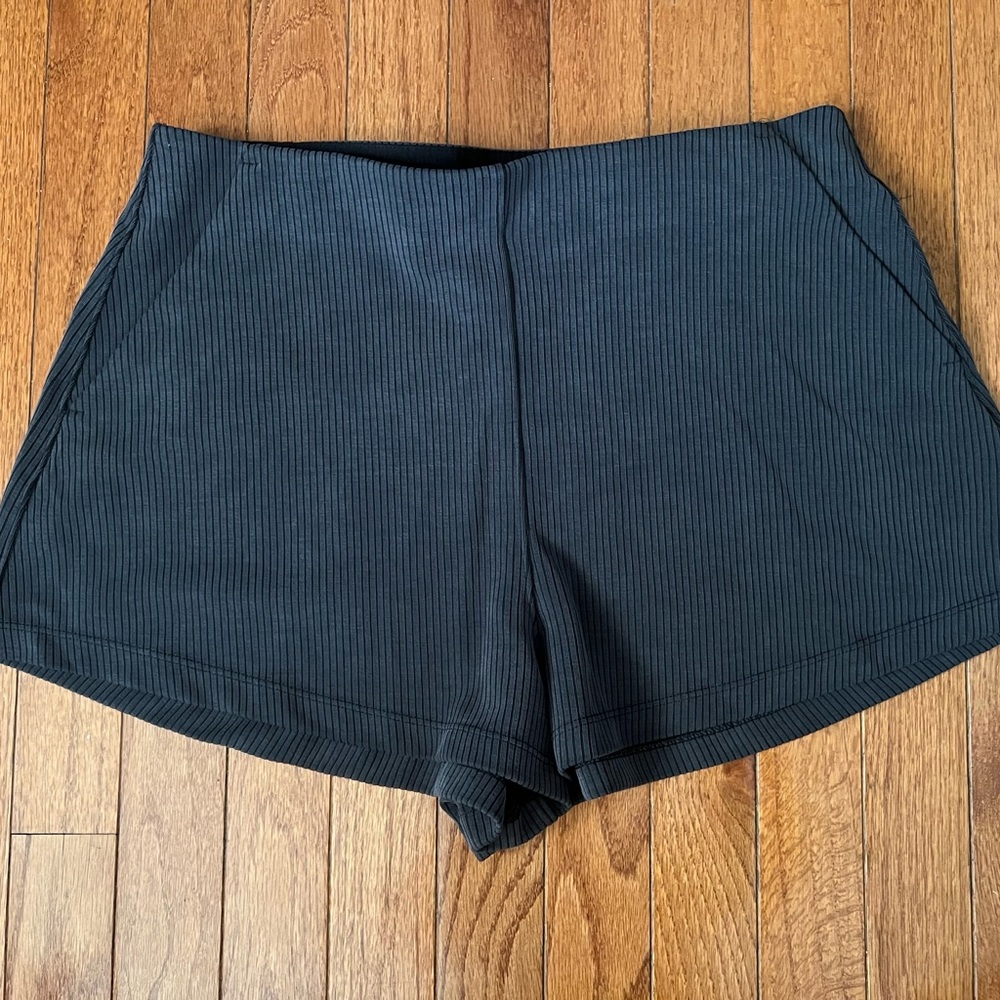 NWOT Ribbed Softstreme High-Rise Short 2" size 10
Black color